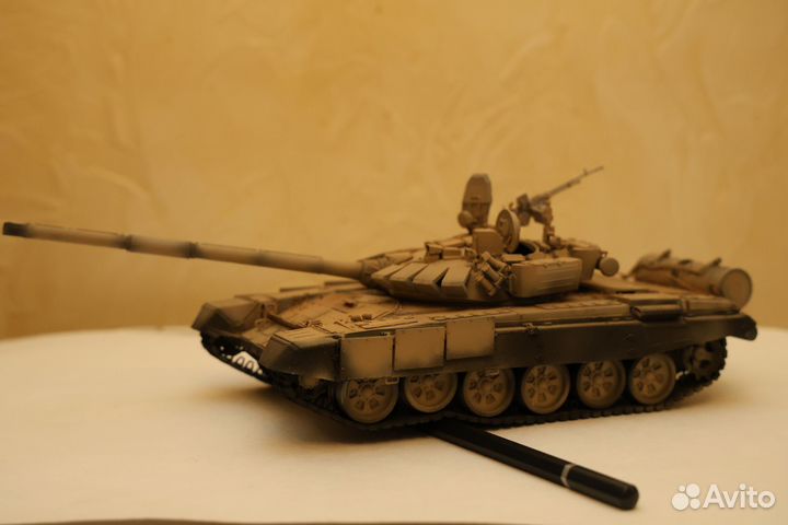 Модель танка Т-72 в масштабе 1/35 c подвижной подв