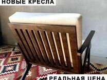 Вид низких широких обитых тканью и коврами скамеек