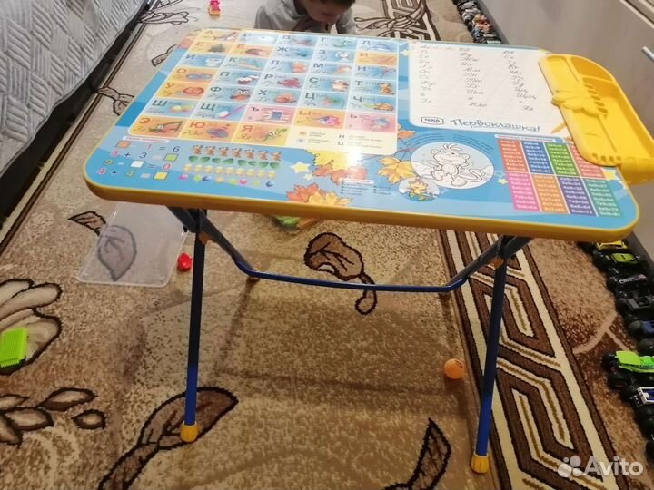 Детский письменный стол и стул