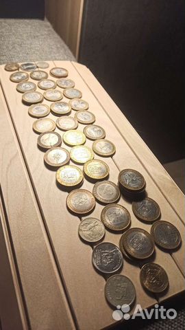 Коллекция юбилейных монет разного номинала