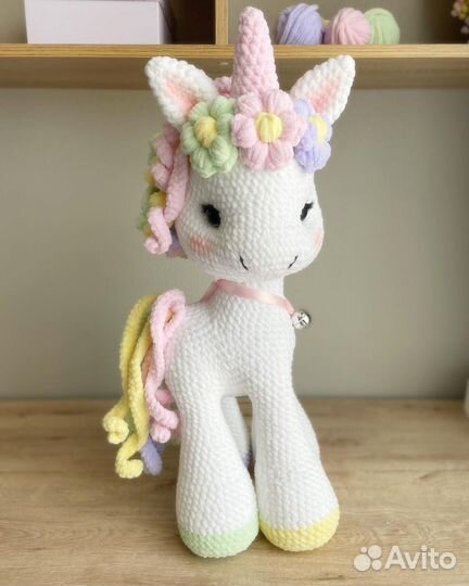 Большой плюшевый единорог
