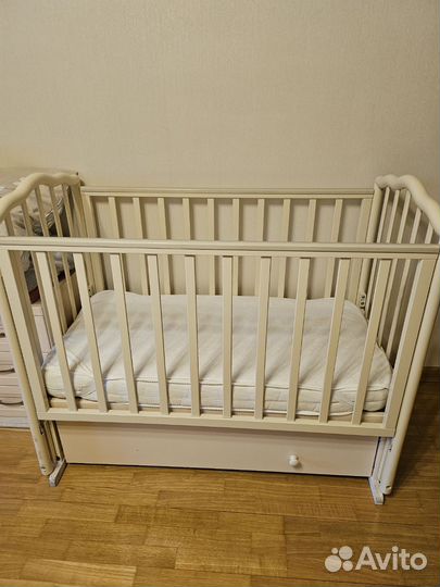 Детская кроватка с маятником и ящиком