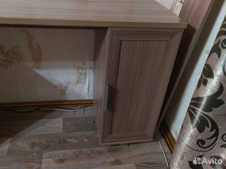 Туалетный столик с зеркалом