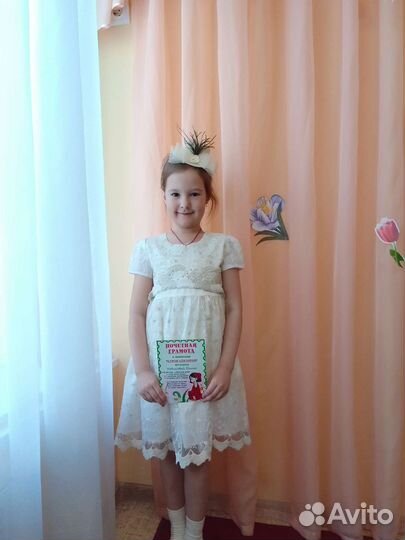 Шляпка на заколках, платье