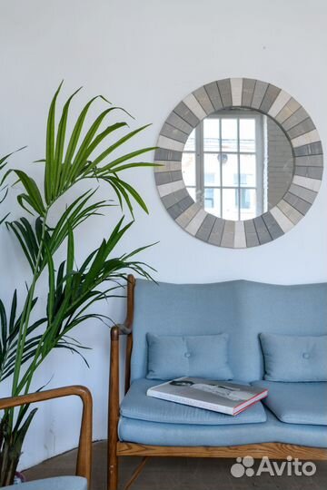 Круглое настенное зеркало с рамой из массива