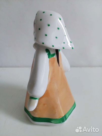 Фарфоровая статуэтка Девочка в платочке. 1988 год