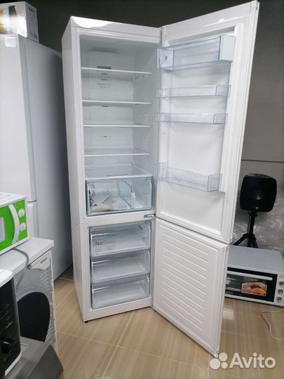 Холодильник новый Bosch Serie 4 VitaFres белый