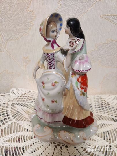 Статуэтка фарфор