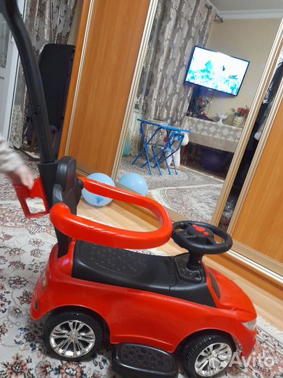 Детская машинка каталка с ручкой