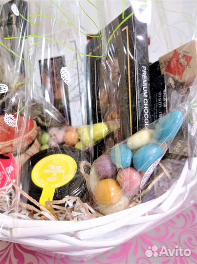 Чайная корзина со сладостями на любое событие