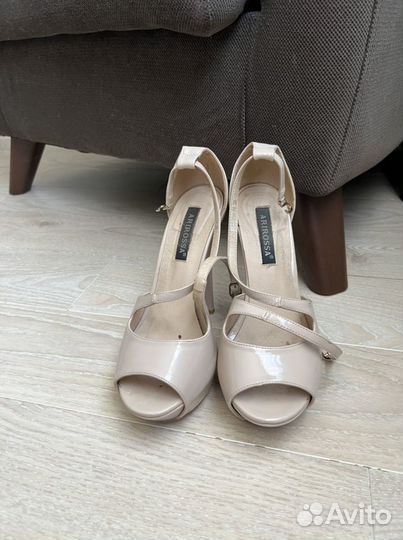 Босоножки бежевыЕ с открытым носом