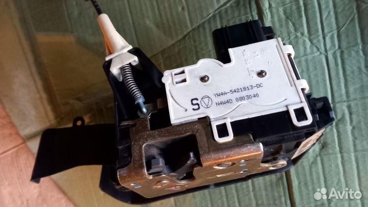 Праворульный Tribute замок передней левой двери