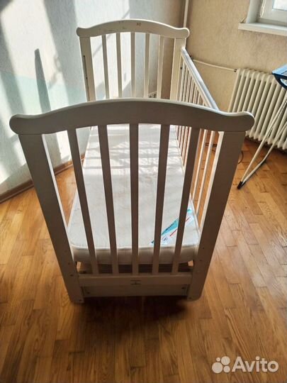 Кроватка для новорожденных с маятником