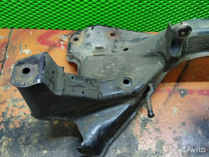 Подрамник передний Mitsubishi carisma