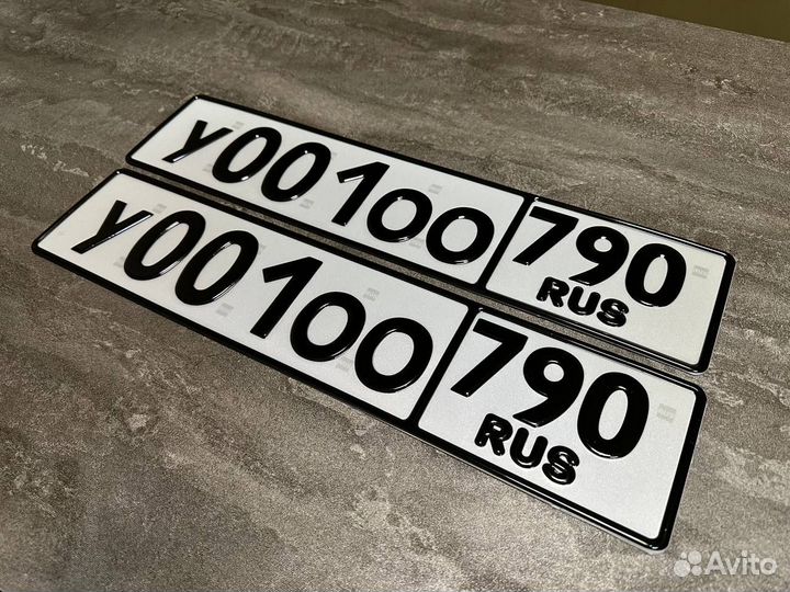 Автомобильный номер жирным шрифтом