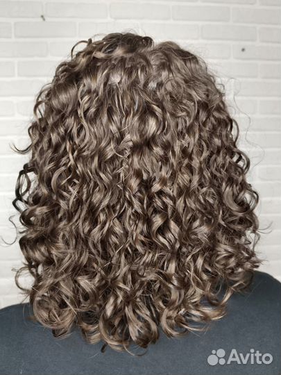 Модель на биозавивку волос