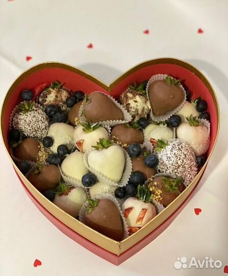 Клубника в коробке в форме сердца