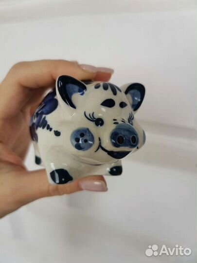 Гжель: шкатулка, ложки, фигурки поросят