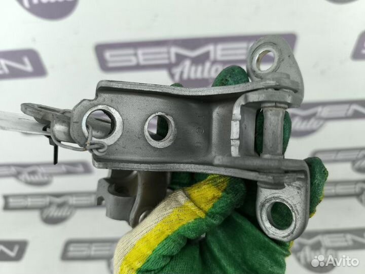 Петля двери передняя левая Honda Civic FD1 FD3 FD7