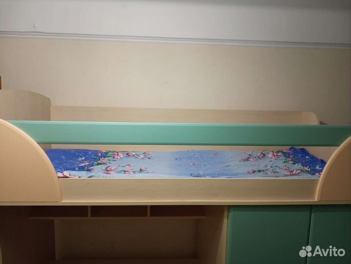 Кровать-чердак со столом и шкафом