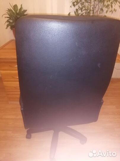 Кожанное кресло б.у