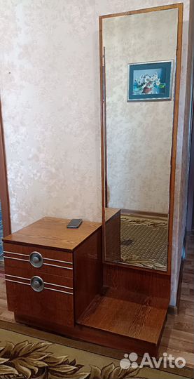 Трюмо с зеркалом