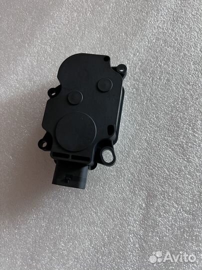 Сервопривод жалюзей радиатора 95B965501AA