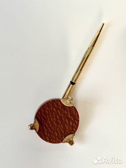 Ручка новая на подставке из янтаря