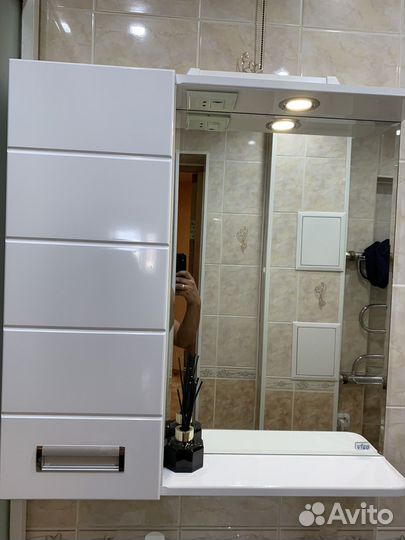 Зеркало со шкафчиком в ванную