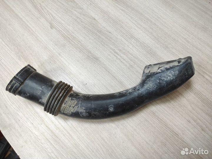 Патрубок воздушного фильтра Audi A8 D2 (1994—1999)
