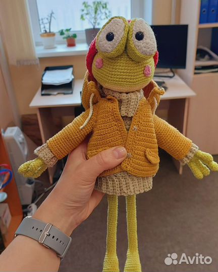 Вязаная игрушка Лягушка в дождевике ручной работы