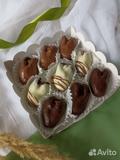 Финики, клубника, бананы в шоколаде/ подарок