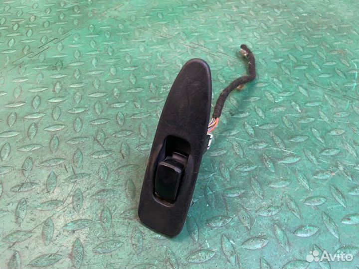 Кнопка стеклоподъемника передняя правая Mitsubishi