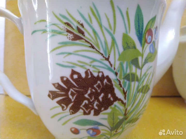 Заварочный чайник, и сахарница