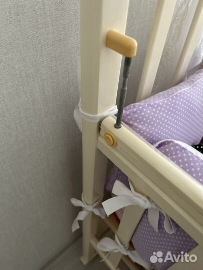 Детская кроватка с маятником