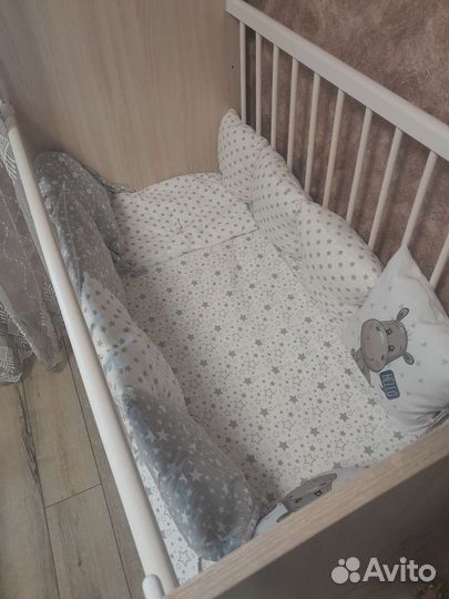 Детская кроватка с маятником и ящиком