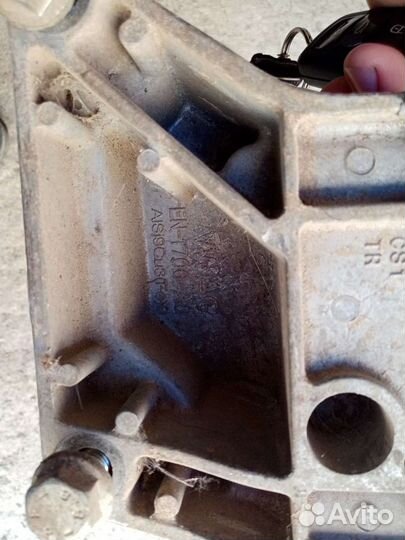 Кронштейн опоры кпп vw golf plus BSE 2011