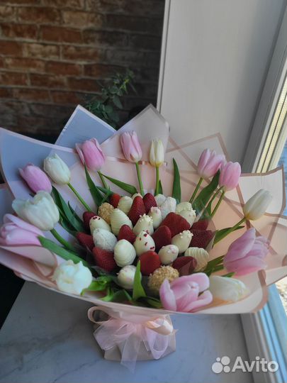 Клубника в шоколаде букеты с цветами