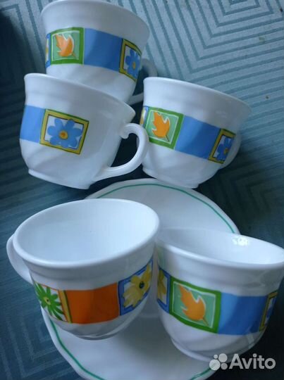 Кофейные и чайные чашки с блюдцами