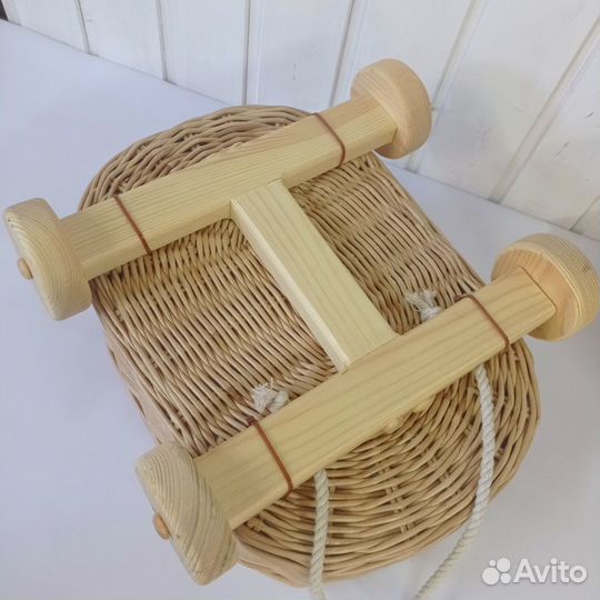 Плетеная тележка. Тележка-каталка для детских игр