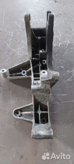 Кронштейн генератора на Volkswagen Phaeton