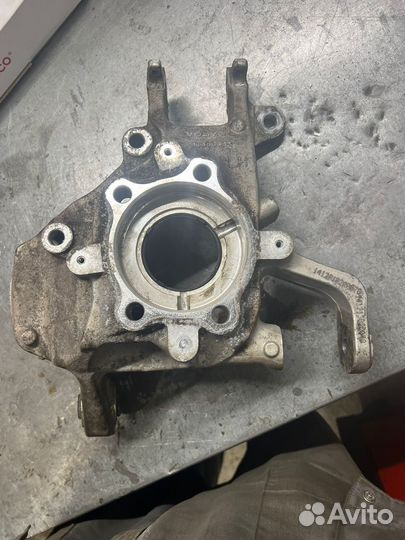 Кулак задний левый volvo xc90 L