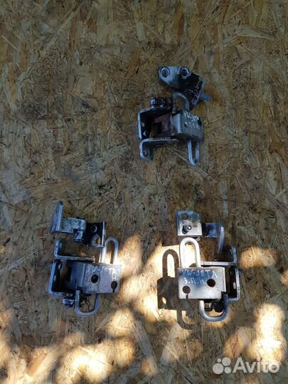 Петля двери Volkswagen Jetta 5