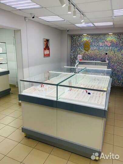 Золотое кольцо с бриллиантами и изумрудом