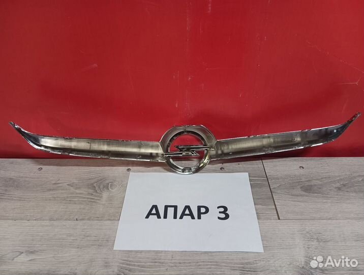 Накладка решетки радиатора Opel Astra J