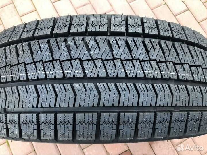 Bridgestone Blizzak Ice 215/55 R17 98T