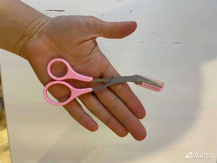 Наушники и ножницы для бровей