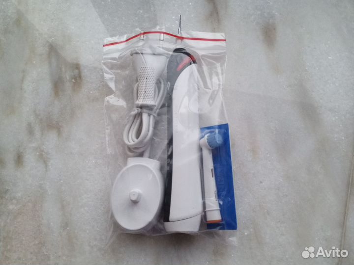 Электрическая зубная щетка Oral-B Smart 4