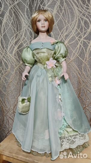 Кукла фарфоровая