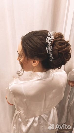 Прическа с выездом, локоны, плетение кос